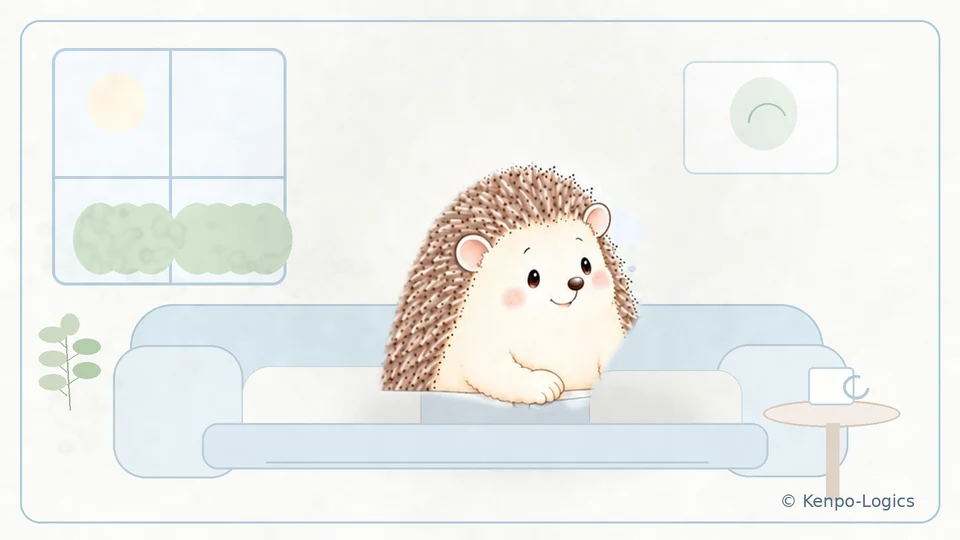 淡いブルーのソファでくつろぐハリネズミのロジー